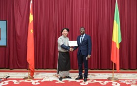 让世界听见中国市井之声：郑光荣获“国际文化交流使者”殊荣